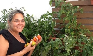 Mirtes planta tomate e em tom de brincadeira diz que está  ganhando uns trocados